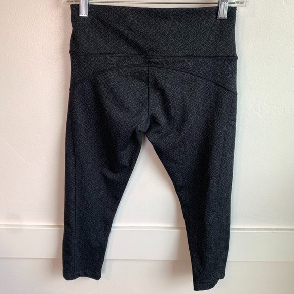 Mondetta Dark Gray Textured Pattern Cropped Leggings - Picture 2 of 8